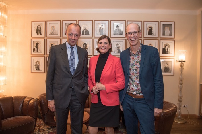 Am 25. September veranstaltete die dpa-Tochter news aktuell im Berliner Restaurant Pauly Saal einen exklusiven Dinner-Talk mit Friedrich Merz. 25 Gäste aus Unternehmen, Agenturen und Verbänden tauschten sich mit dem ehemaligen Vorsitzenden der CDU/CSU-Bundestagsfraktion und aktuellen Vizepräsidenten des Wirtschaftsrates der CDU über die Bedeutung von Kommunikation aus. Im Bild v.l.n.r.: Friedrich Merz, Edith Stier-Thompson, Frank Stadthoewer. Foto: Jörg Carstensen/dpa. Weiterer Text über ots und www.presseportal.de/nr/6344 / Die Verwendung dieses Bildes ist für redaktionelle Zwecke honorarfrei. Veröffentlichung bitte unter Quellenangabe: "obs/news aktuell GmbH/Jörg Carstensen/dpa"