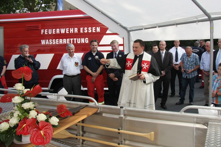FW-E: Freiwillige Feuerwehr Essen-Burgaltendorf nimmt neues Mehrzweckboot in Betrieb