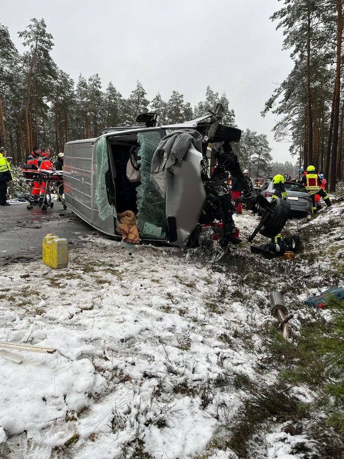 FW Lüchow-Dannenberg: Wintereinbruch sorgt für zahlreiche Notrufe in Lüchow-Dannenberg +++ Polizei registriert 15 Verkehrsunfälle im Kreisgebiet +++ Transporter kollidiert mit PKW