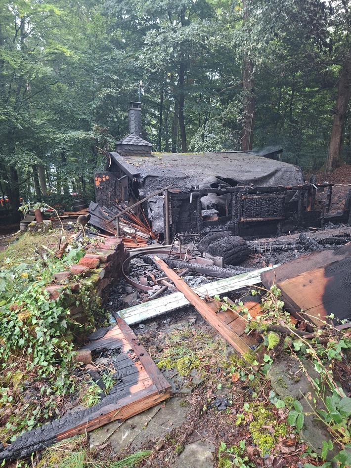FW-EN: Brennende Waldhütte, Tragehilfe und Abraumverbrennung