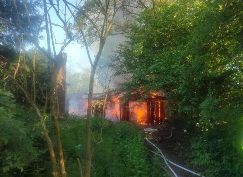POL-SE: Henstedt-Ulzburg - Feuer an einer Brandruine - Polizei sucht Zeugen