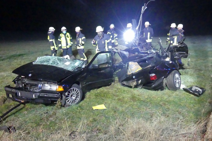 POL-GM: 221120-949: Auto bei Unfall in zwei Teile zerrissen