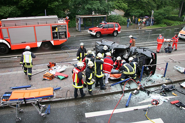 FW-E: Pkw verunglückt, vier Insassen verletzt, Bildbeilage