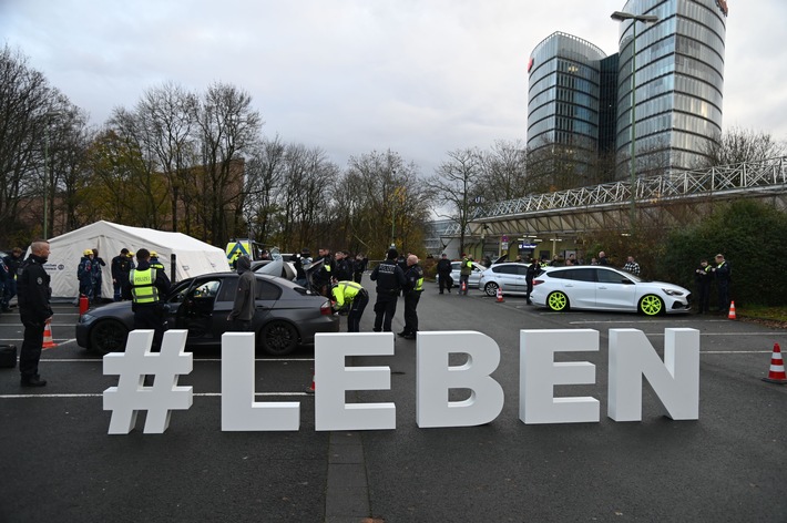 POL-E: Essen: Verkehrsdienst kontrolliert getunte Autos anlässlich Motorshow - Knapp ein Drittel der Fahrzeuge weist Verstöße auf - 15 Pkw sichergestellt