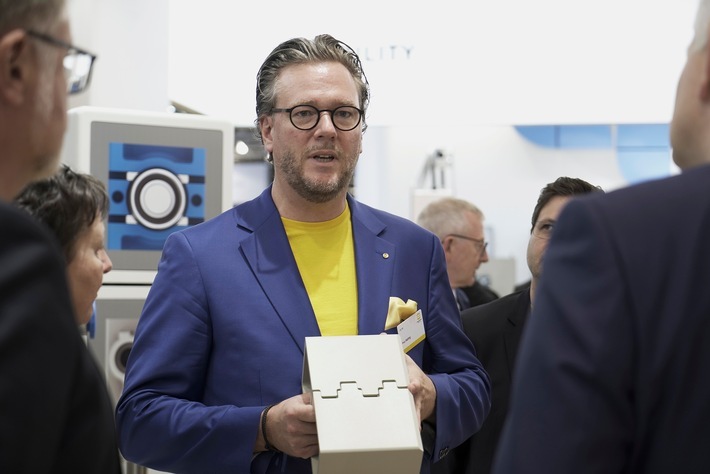 Philip Harting, Vorstandsvorsitzender der HARTING Technologiegruppe, präsentierte dem anwesenden Messe-Publikum die Funktionsweise der Han-Modular® Domino Module anhand eines Modells. / Weiterer Text über ots und www.presseportal.de/nr/120318 / Die Verwendung dieses Bildes ist für redaktionelle Zwecke unter Beachtung ggf. genannter Nutzungsbedingungen honorarfrei. Veröffentlichung bitte mit Bildrechte-Hinweis.