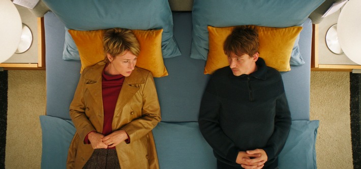"Alles in bester Ordnung"- sechster "ARD Debüt"-Film 2024 mit Corinna Harfouch und Daniel Sträßer / Ab Sonntag, 2. Juni in der ARD Mediathek und um 23:35 Uhr im Ersten