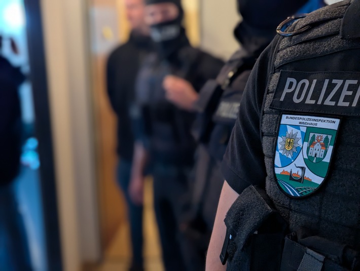 Bundespolizeidirektion München: Umfangreiche Durchsuchungen wegen Verdachts der gewerbsmäßigen Einschleusung, unerlaubtem Aufenthalts und Visaerschleichung abgeschlossen