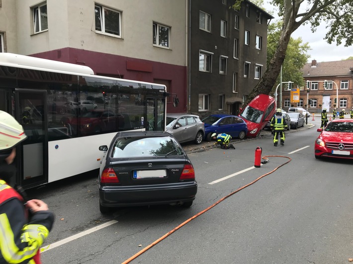 FW-BO: Zusatzfoto: Verkehrsunfall: Fahrerloser Bus kollidiert mit mehreren PKW