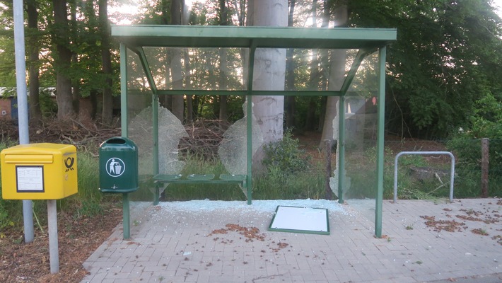 POL-DEL: Landkreis Oldenburg:Scheiben einer Bushaltestelle in Dünsen zerstört +++ Zeugen gesucht