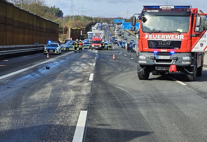 FW Bad Honnef: Verkehrsunfall auf der A3: PKW kollidierte mit Bus
