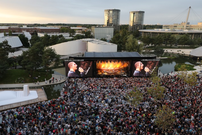 Tausende Fans feiern mit Andreas Bourani letztes Konzert des Sommerfestivals der Autostadt
