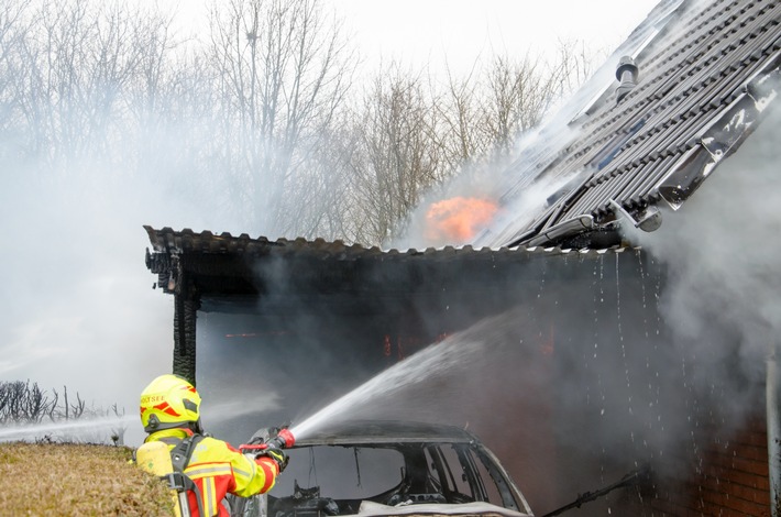 FW-RD: Feuer im Carport springt auf Einfamilienhaus in Sehestedt über - 120 Einsatzkräfte waren im Einsatz