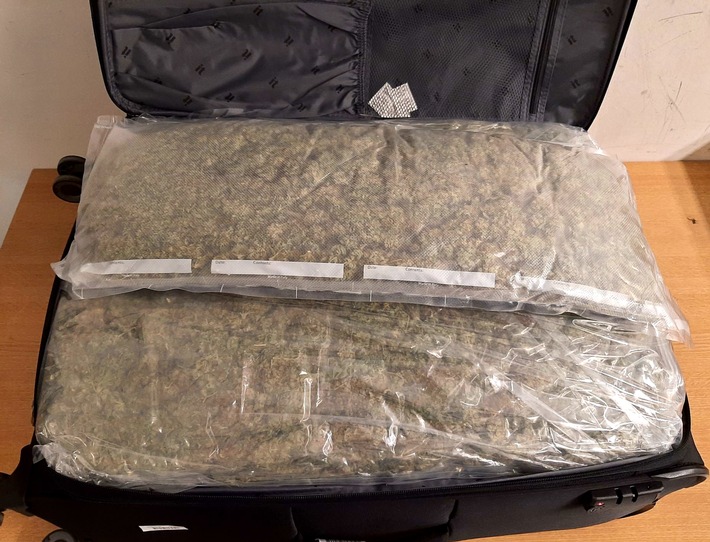 BPOLD FRA: Gemeinsame Pressemitteilung der Bundespolizeidirektion Flughafen Frankfurt am Main und des Hauptzollamtes Frankfurt am Main / Zivile Ermittler der Bundespolizei finden 20 Kilogramm Marihuana