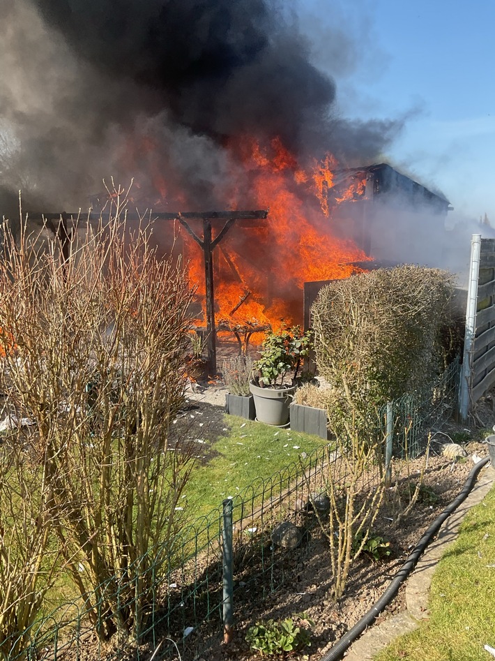 FW-DO: Feuer in Wambel / Gartenlaube brennt in voller Ausdehnung