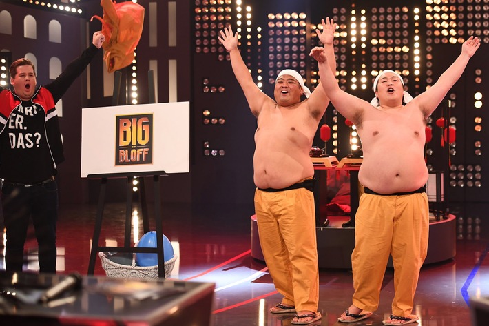 Wahr oder falsch? In der neuen SAT.1-Comedy-Show "Big Blöff" stellen Bülent Ceylan, Chris Tall, Paul Panzer und Martin Rütter verrückte Behauptungen auf - am Ende gewinnt immer das Publikum