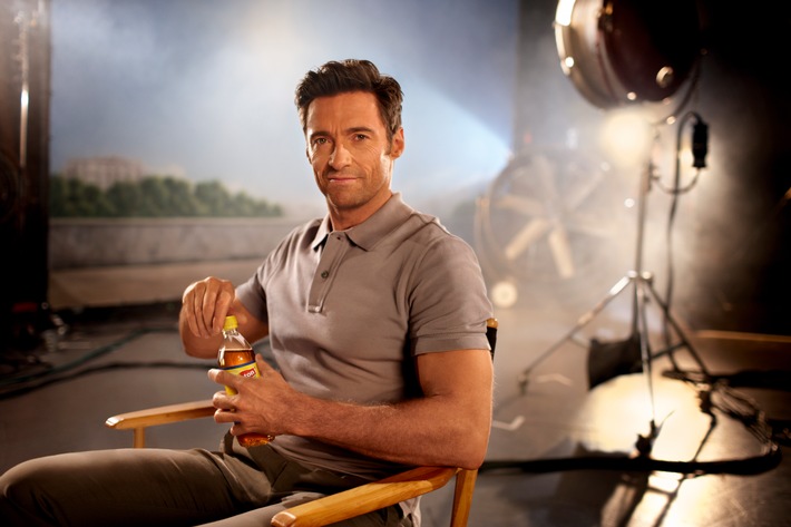 Hugh Jackman trinkt Lipton Ice Tea