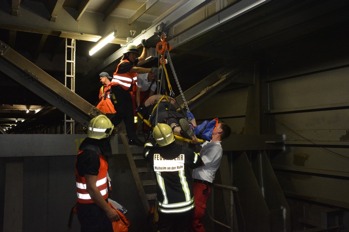 FW-MH: Schweißtreibende Rettungsaktion im Inneren der Ruhrtalbrücke.