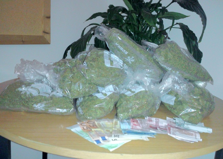 POL-CUX: Polizei gelingt Schlag gegen Drogenszene - 1,5 Kilo Marihuana beschlagnahmt (Bildmaterial)