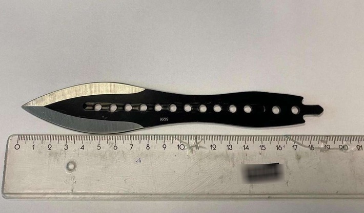 BPOL NRW: Wurfmesser im Kinderwagen - Bundespolizei stellt Mann mit tätowiertem Hakenkreuz fest