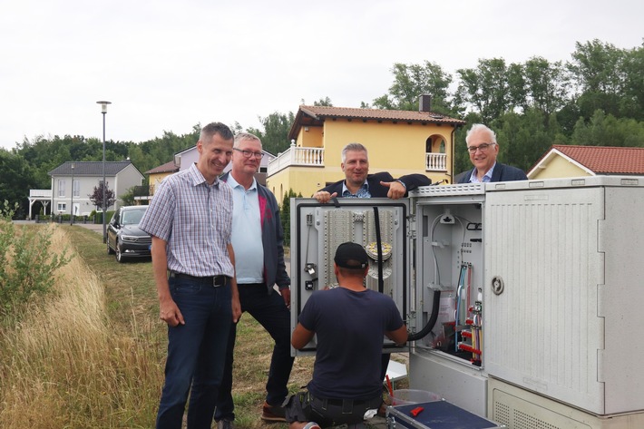 Bürgermeister Andreas Marggraf informiert sich zum Stand des Glasfaserausbaus in und um Mücheln (Geiseltal)