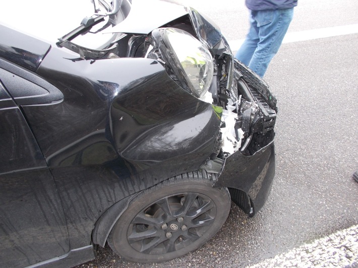 Zusammensto&szlig; zwischen PKW und Omnibus