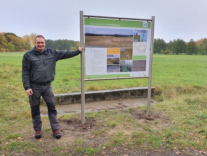 DBU-Naturerbefläche Herzogsberge: Neue Informationstafeln zeigen Wege und Besonderheiten