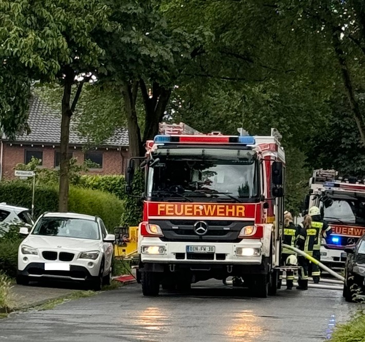 FW Dinslaken: Dachstuhlbrand auf der Marthastraße