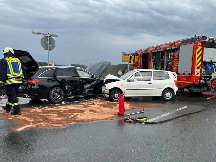 FW-EN: Schwerer Verkehrsunfall im Kreuzungsbereich - Mehrere Verletzte darunter zwei Kinder