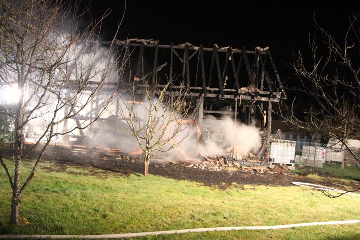 KFV-CW: Feuer zerstört eine Großgarage in Oberkollbach