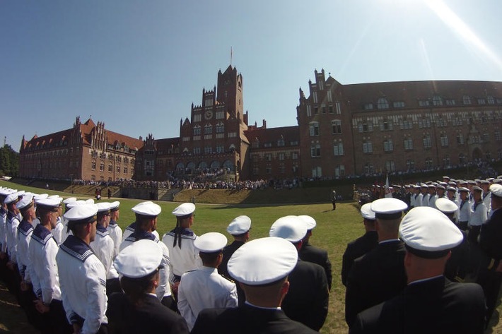 Die Marineschule Mürwik verabschiedet die Offizieranwärter*innen der Crew 2020