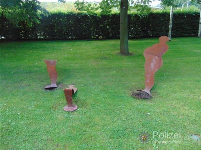 POL-PPWP: Skulpturen auf der Gartenschau beschädigt