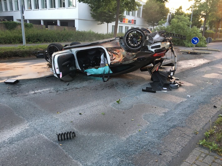 FW Dinslaken: Verkehrsunfall in der Innenstadt, erhöhtes Einsatzaufkommen für den Rettungsdienst