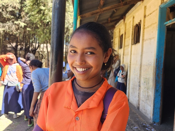 Schuluniformen für 1721 vertriebene Kinder