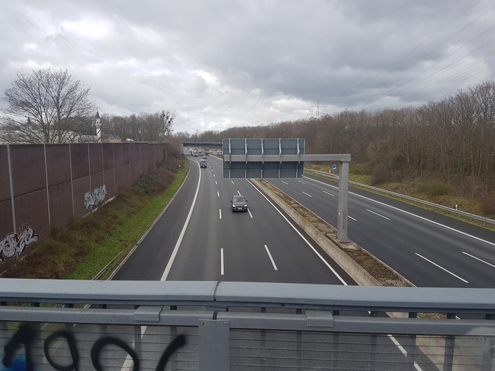 POL-NE: Unbekannter wirft Gegenstände von Brücke auf Lkw - Mordkommission sucht Zeugen