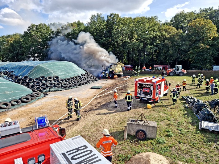 FW-ROW: Häcksler brennt in Winkeldorf
