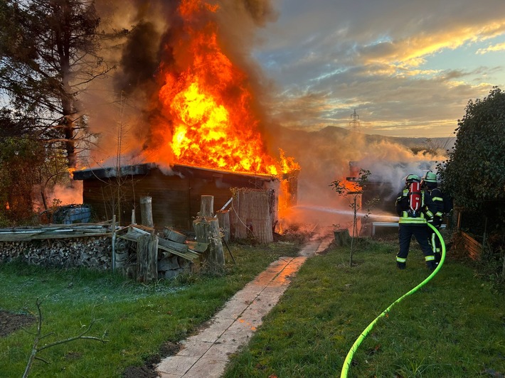 FW-BN: Laubenbrand mit brandverletzter Person