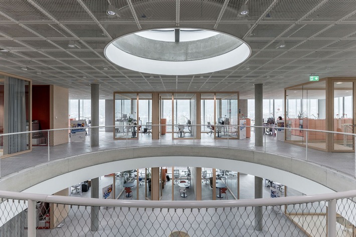 Communiqué de presse - Des étapes décisives franchies et le renforcement de ses Conseils de fondation et scientifique : UniDistance Suisse est fière de son succès