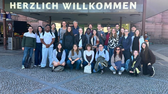Bienvenue: Studierende der Romanistik begrüßen Gäste aus Angers an der Uni Osnabrück