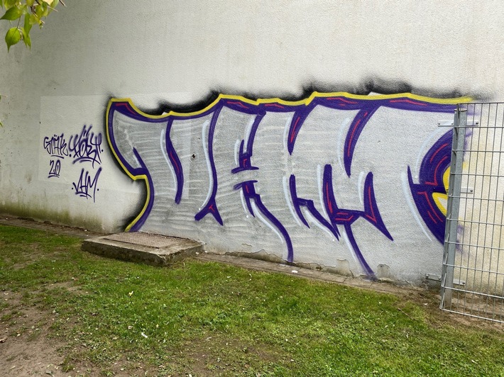 POL-WES: Moers - Graffitis an Schulen / Zeugen gesucht