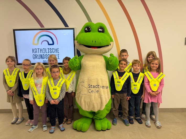 POL-CE: Sicher zur Schule - Übergabe reflektierender Warnüberwürfe an Erstklässler in Stadt und Landkreis Celle