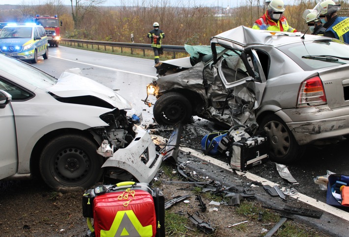 POL-MI: 19-jähriger Autofahrer verstirbt nach schwerem Verkehrsunfall in Barkhausen