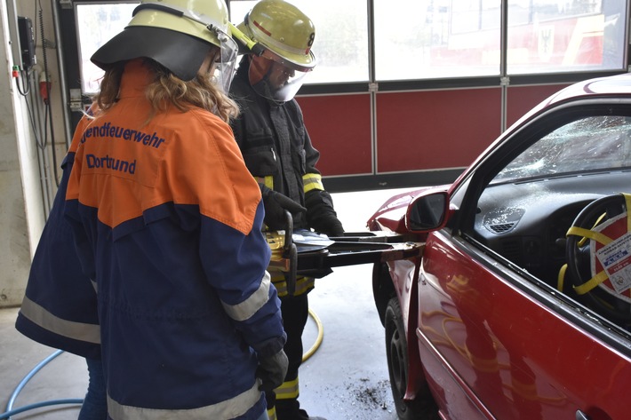 FW-DO: Girlsday 2017 - MÄDCHEN-ZUKUNFTSTAG BEI DER FEUERWEHR