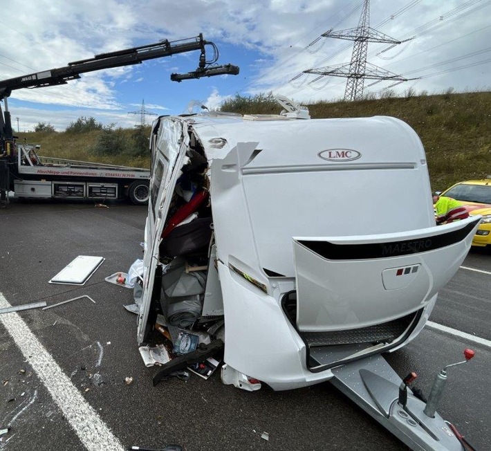 API-TH: Ein Wohnanhänger auf Abwegen auf der A4