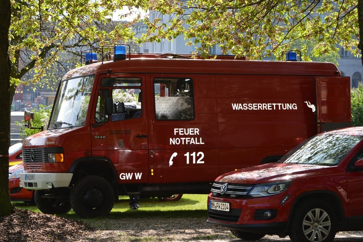 FW-MH: Feuerwehr birgt leblose Person aus der Ruhr