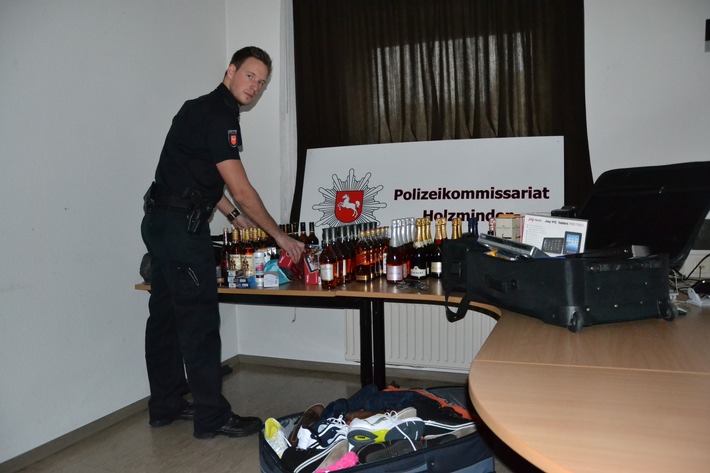 POL-HOL: "Spezialisiert" auf hochwertige Spirituosen, Parfums, Bekleidungs- und Elektroartikel: Gewerbsmäßige Ladendiebe dingfest gemacht - Waren im Wert von ca. 5.000,-- EUR sichergestellt -