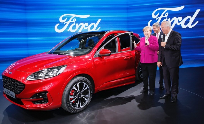 Bundeskanzlerin Angela Merkel besucht Ford-Stand auf IAA. Weiterer Text über ots und www.presseportal.de/nr/6955 / Die Verwendung dieses Bildes ist für redaktionelle Zwecke honorarfrei. Veröffentlichung bitte unter Quellenangabe: "obs/Ford-Werke GmbH"