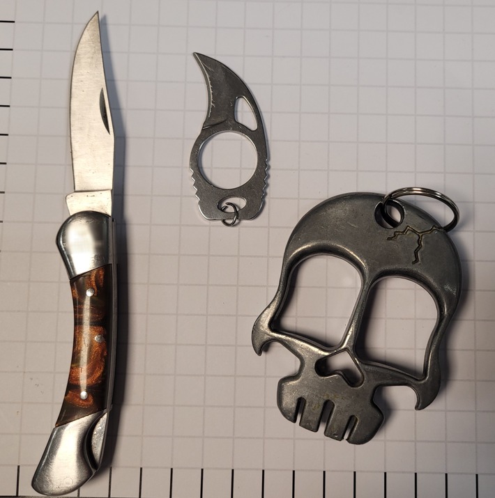 BPOL NRW: Betäubungsmittel, Messer, Schlagring und per Haftbefehl gesucht - Bundespolizei nimmt 34-Jährigen fest
