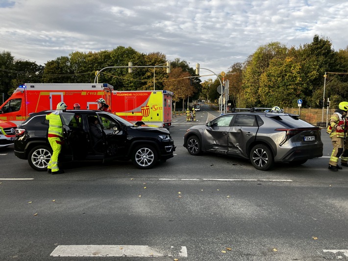 FW Paderborn: Verkehrsunfall mit zwei beteiligten PKW