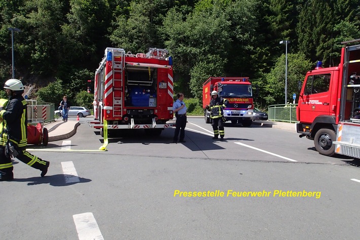 FW-PL: Abschlussmeldung Chemieeinsatz der Feuerwehr Plettenberg. Fachentsorgungsfirma an der Einsatzstelle eingetroffen, Feuerwehr rückt ein.