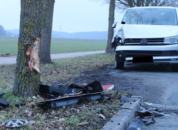 POL-MI: Autofahrer kracht gegen Straßenbaum